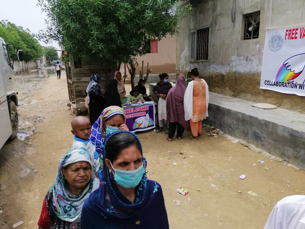 Pakistán: punto de vacunación en un barrio pobre de Karachi por iniciativa de la Comunidad de Sant’Egidio